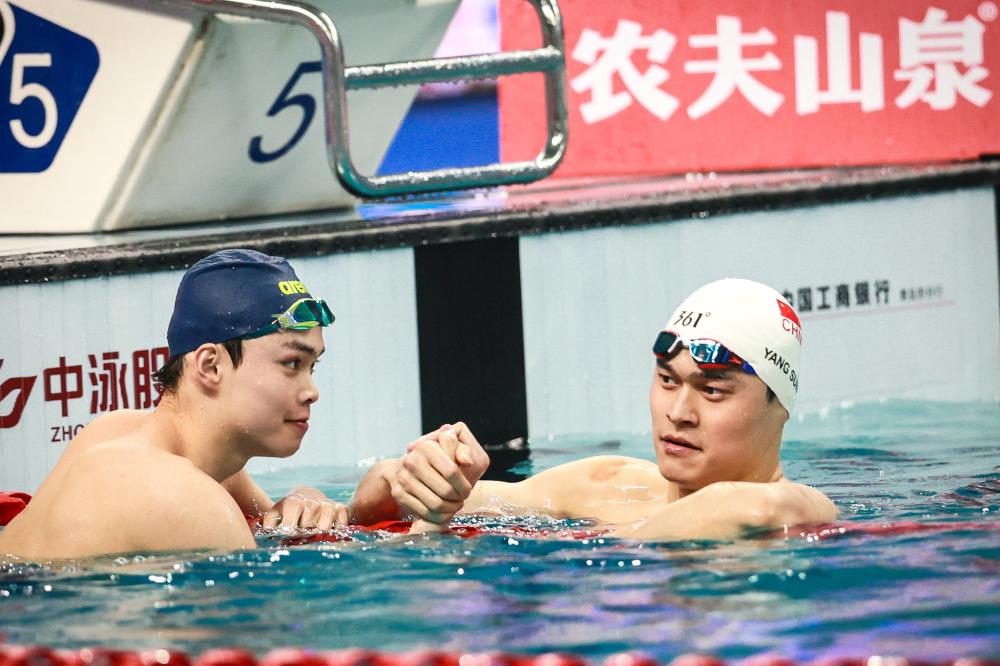 来说更像